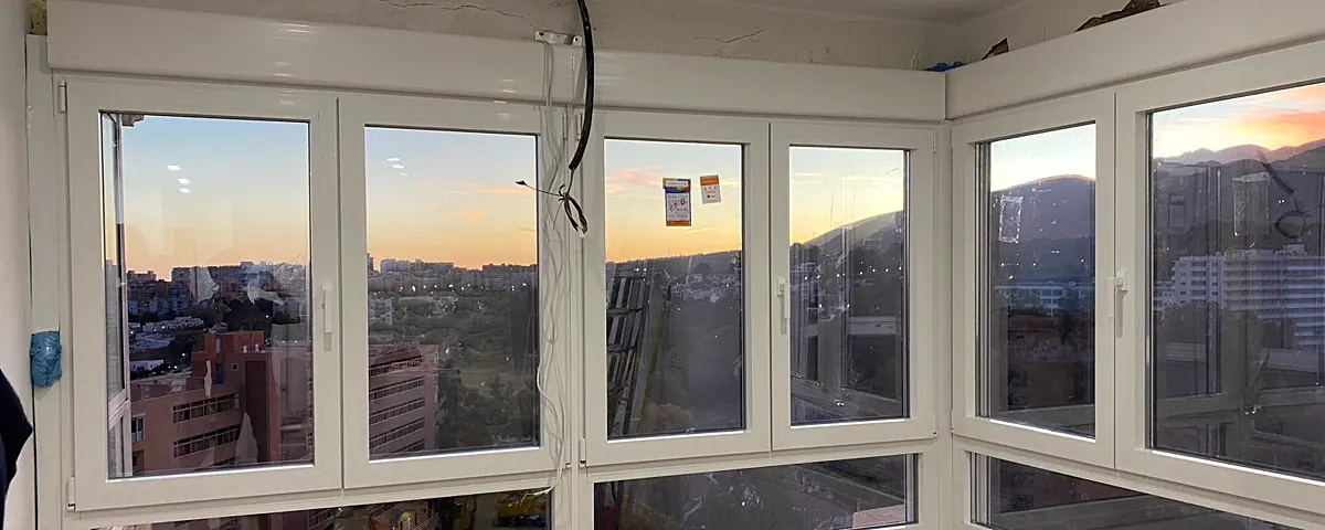 Ventanas blancas en esquina recién instaladas, al atardecer